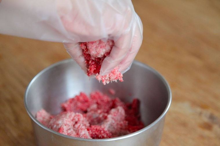 ひき肉を混ぜる様子