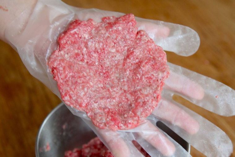 パティを成型している様子