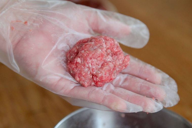 パティを成型している様子