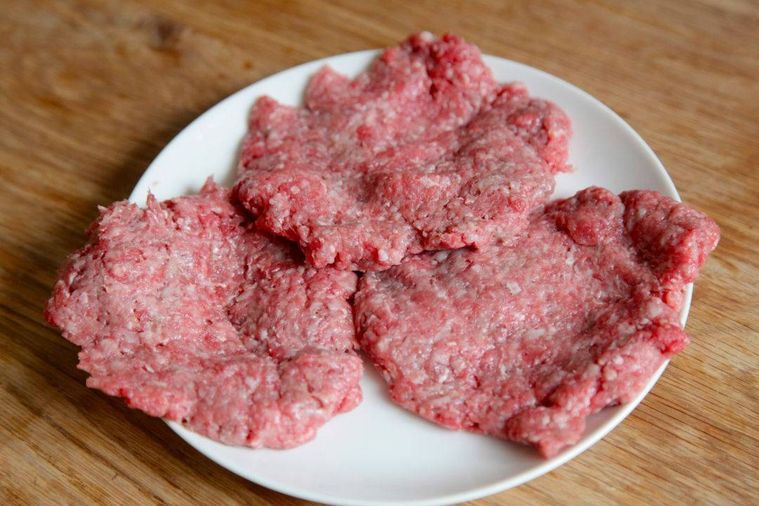 薄く伸ばした焼く前のパテ3つ