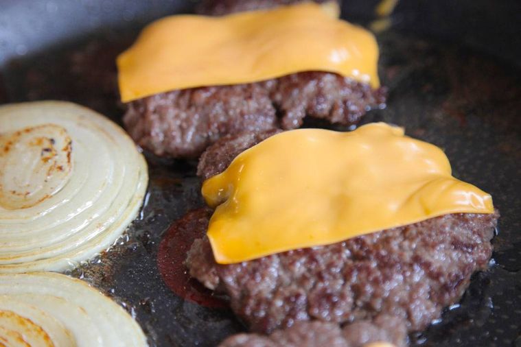 焼いているパテにチーズをのせて