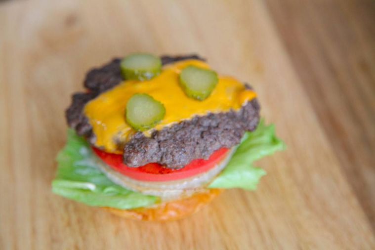 ハンバーガーを組み立てている様子