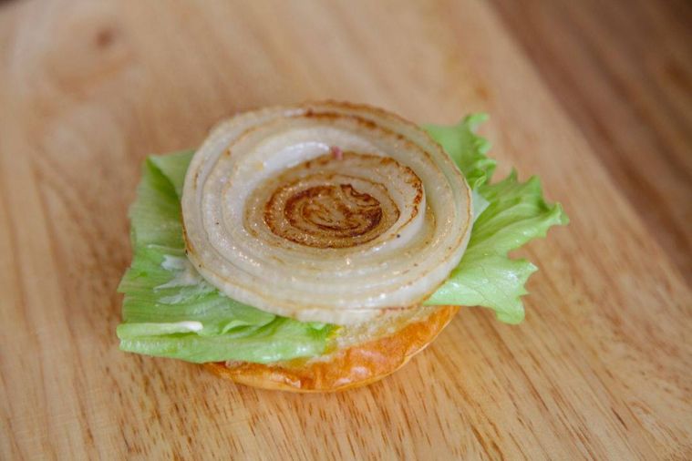 ハンバーガーを組み立てている様子