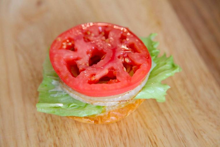 ハンバーガーを組み立てている様子