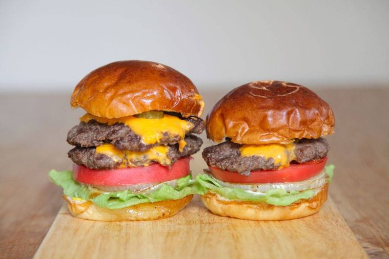 ハンバーガーが2つ並んでいる