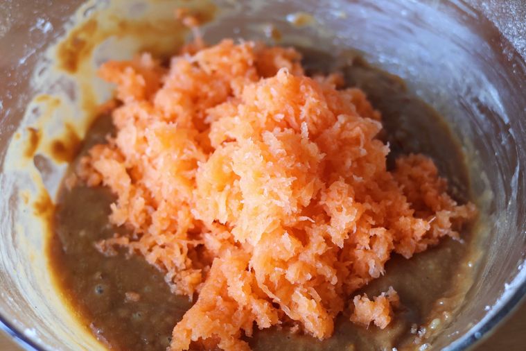 ケーキの生地ににんじんを加えている