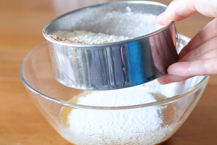 ボウルに粉をふるい入れている