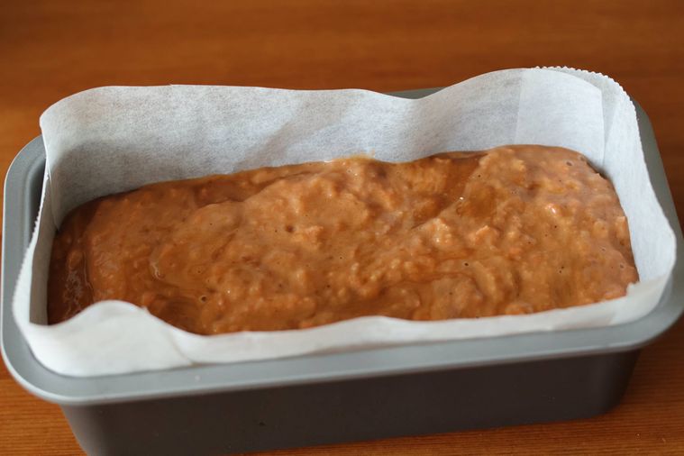 ケーキ型に生地が入っている