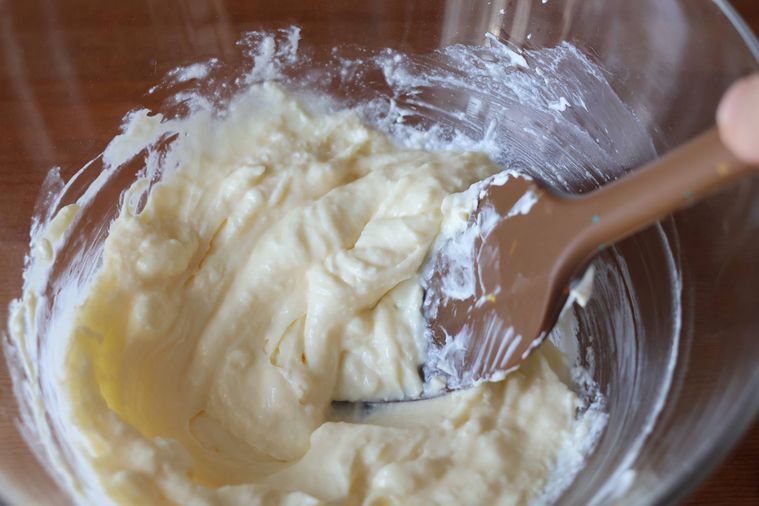 クリームチーズを混ぜている