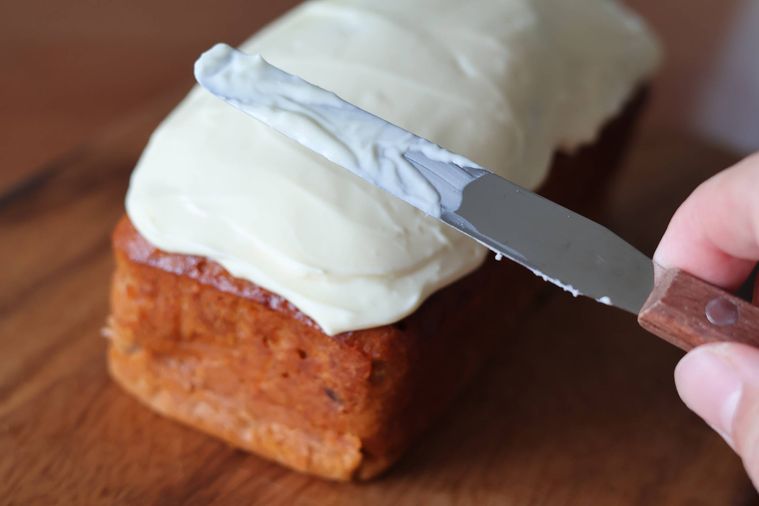 ケーキにクリームを塗っている