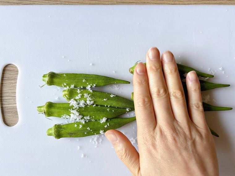 オクラを板ずりする様子