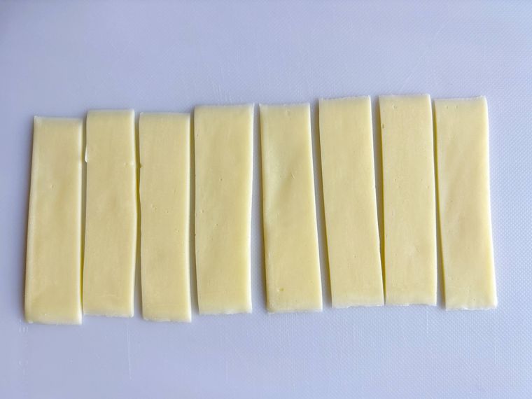 4等分にカットしたとろけるスライスチーズ