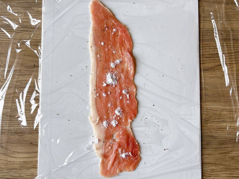 豚肉に塩こしょうと片栗粉をふった様子