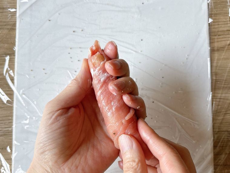 しっかりオクラを豚肉で巻いた様子