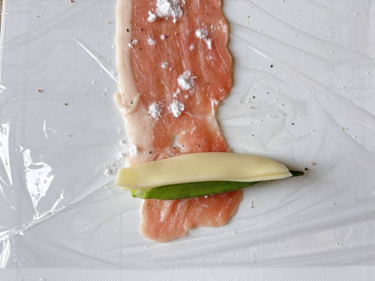 豚肉にスライスチーズとオクラをおいた様子