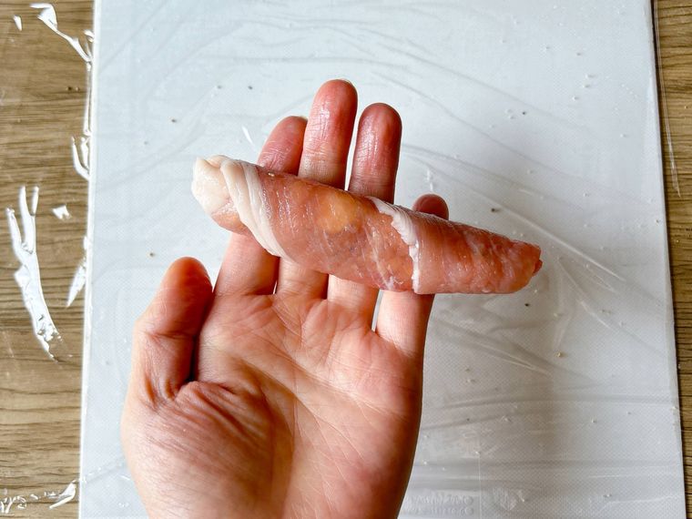 豚肉でオクラとチーズを完全に巻いたもの