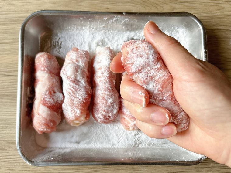 オクラの肉巻きを軽く握る様子