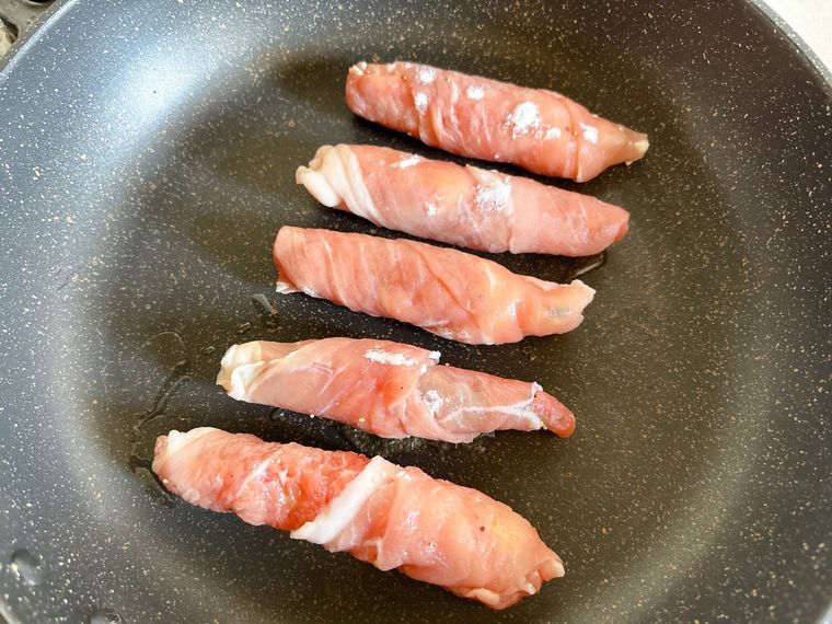 オクラの肉巻きをフライパンで焼く様子