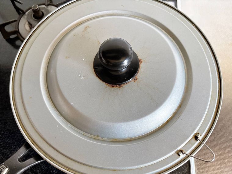 ふたをしてオクラの肉巻きを蒸し焼きする様子