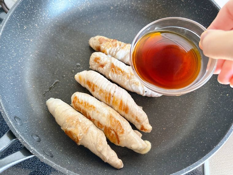 オクラの肉巻きにたれをまわしかける様子