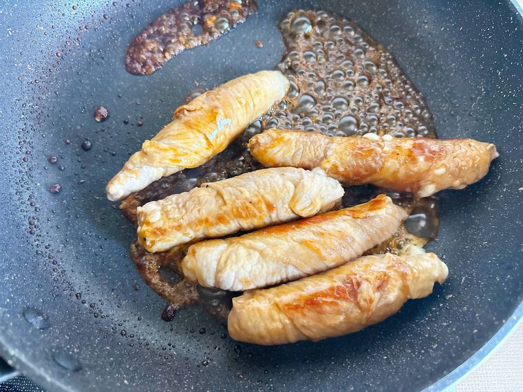 肉巻きにたれを絡める様子