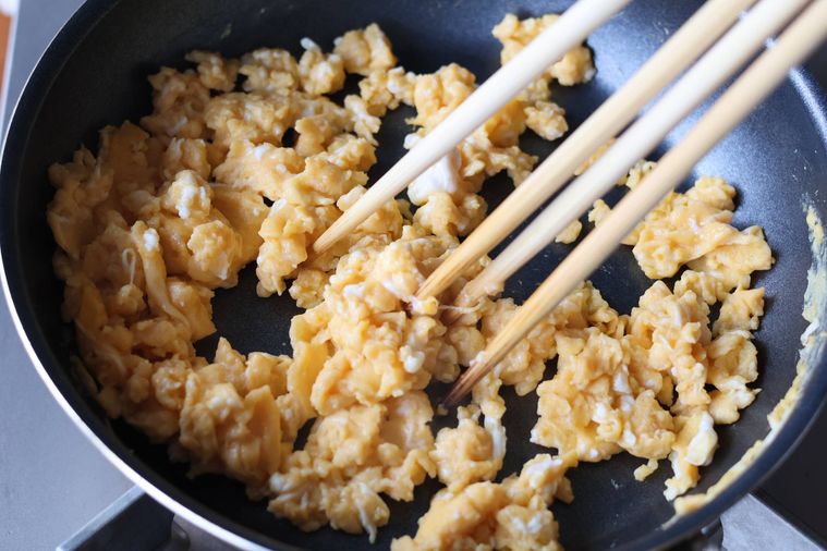 いり卵を混ぜている