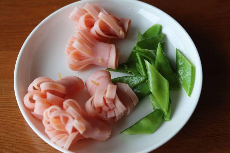 ハムのお花とゆでた絹さやがお皿にのっている