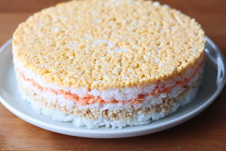 寿司ケーキがのっている
