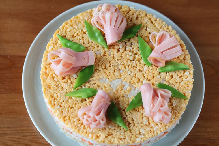 寿司ケーキにお花の飾りがのっている