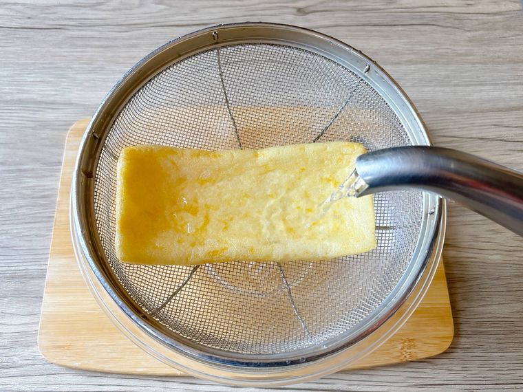 油揚げを油抜きする様子