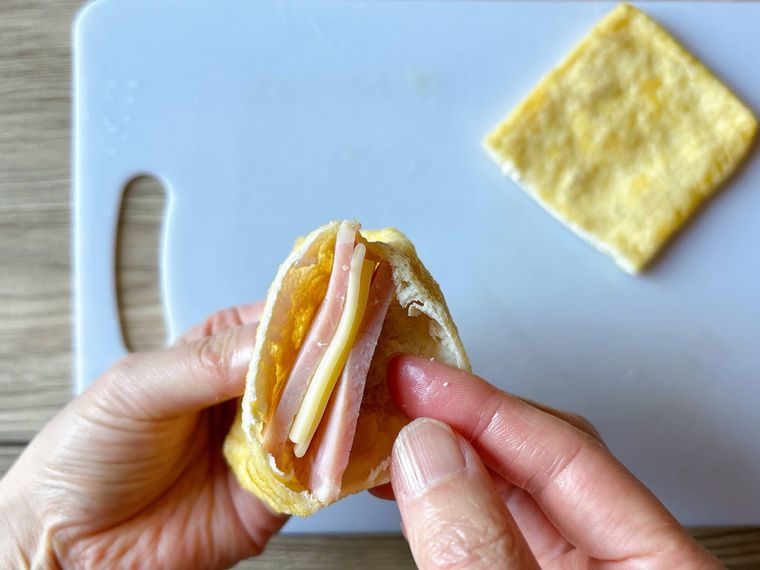 油揚げに上記の順に重ねたハムとチーズを詰めた様子