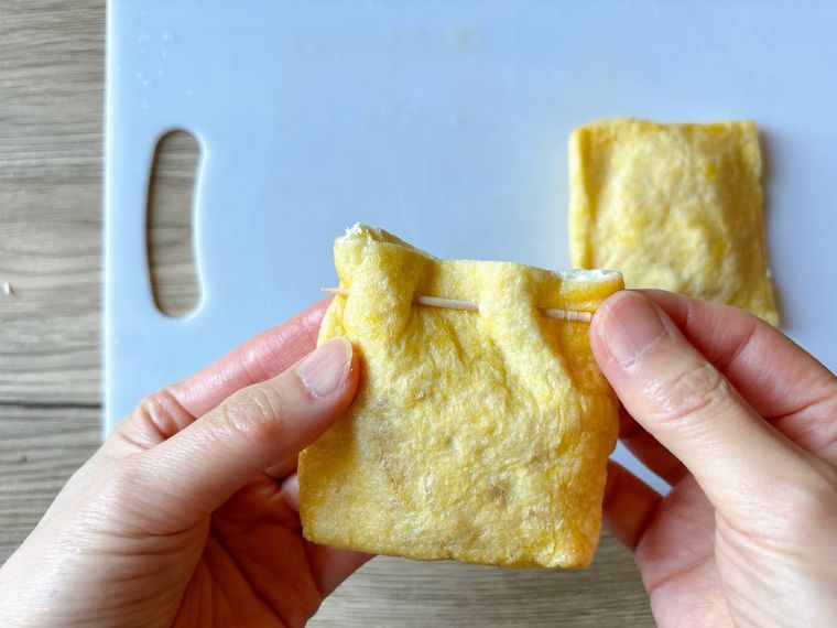 油揚げの口を爪楊枝で留めたもの