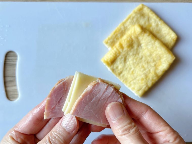 ハム、チーズ、ハムの順に重ねたもの