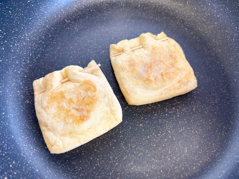 油揚げを香ばしくフライパンで焼く様子