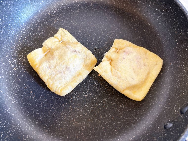 油揚げをフライパンで焼く様子