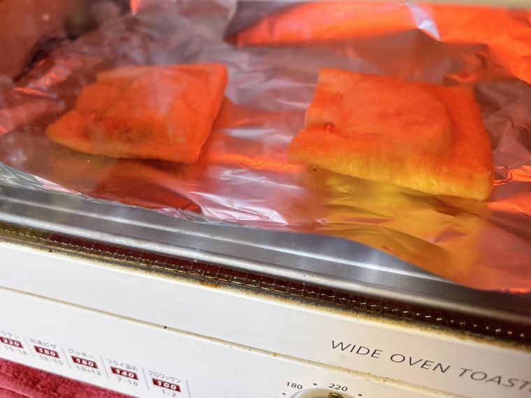 油揚げをアルミホイルをしいた天板にのせ、トースターで焼く様子