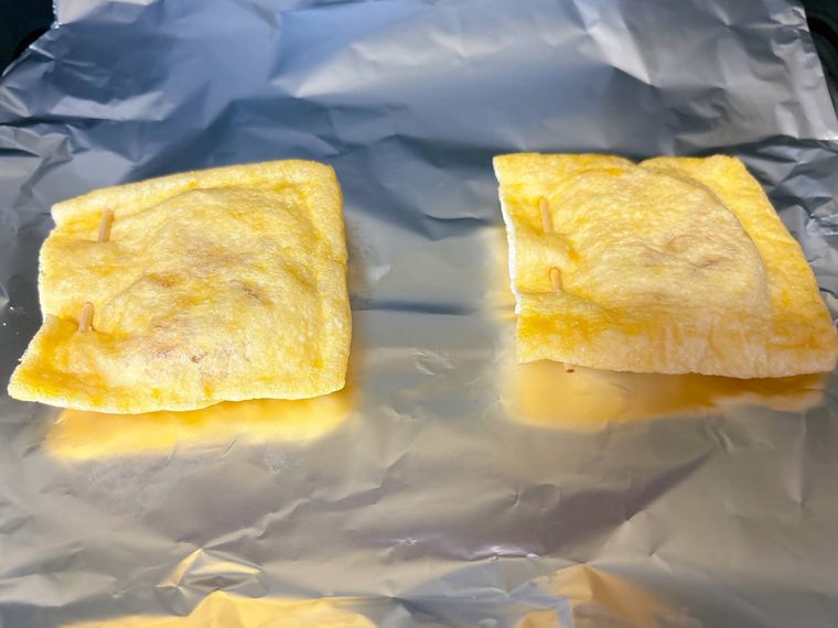 油揚げをアルミホイルをしいた天板にのせ、トースターで焼く様子