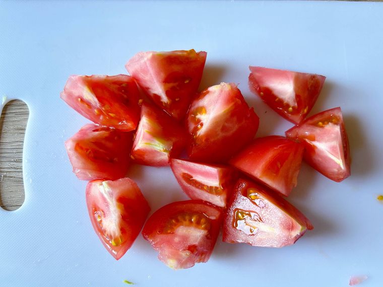 カットしたトマト