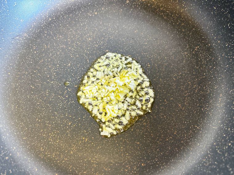 フライパンでにんにくを加熱する様子