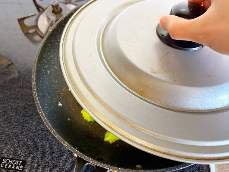 フライパンに蓋をしてブロッコリーを蒸し焼きする様子