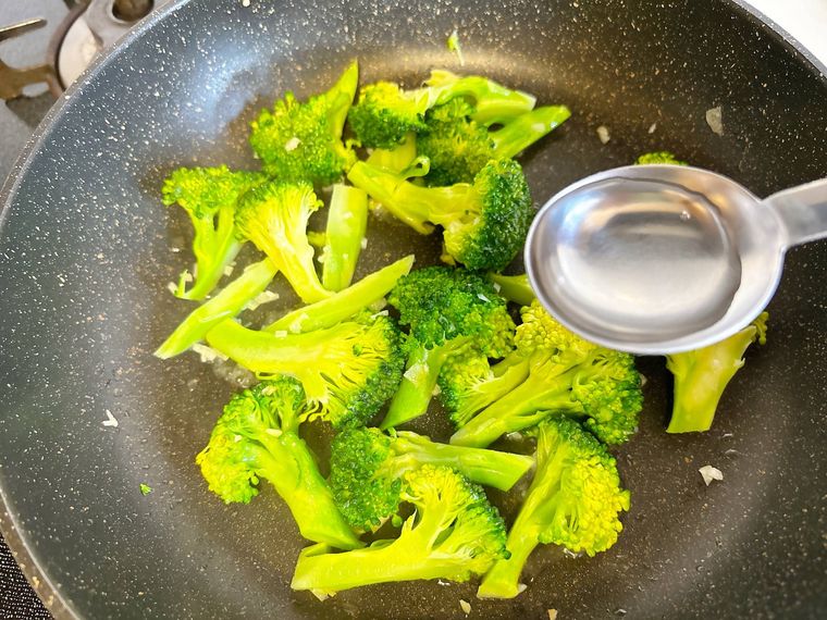 ブロッコリーに水を回しかける様子