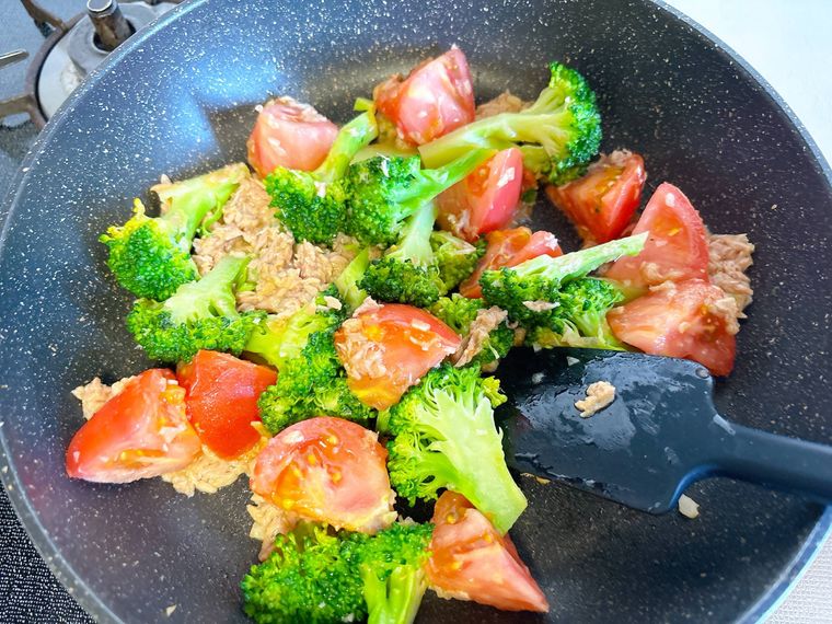 ブロッコリーとトマトにツナ缶を入れて炒めた様子