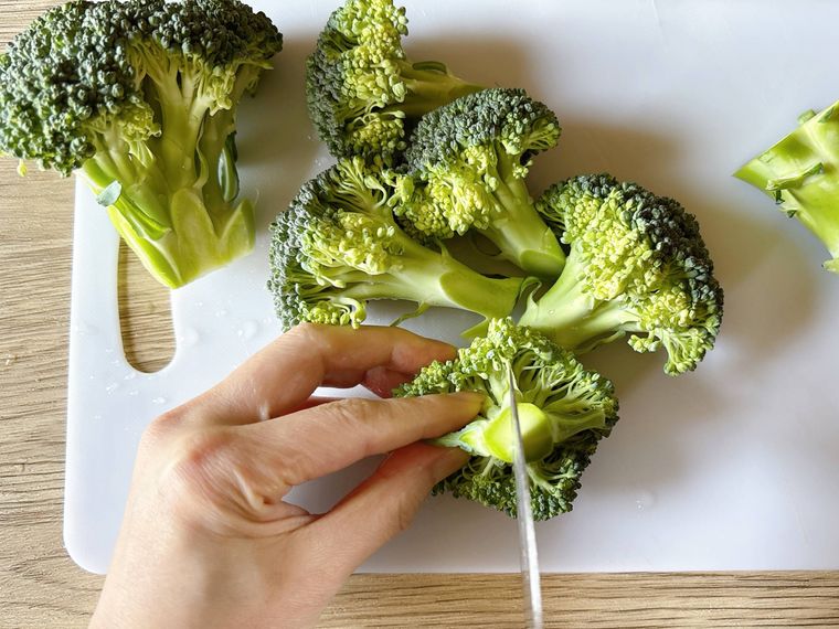 ブロッコリーの茎に切り込みを入れる様子