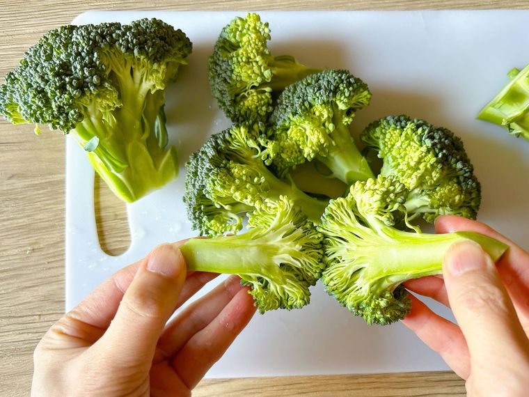 ブロッコリーを手で割く様子