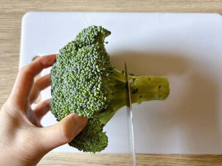 ブロッコリーの茎を切り落とす様子