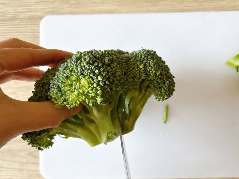 ブロッコリーの房をカットする様子