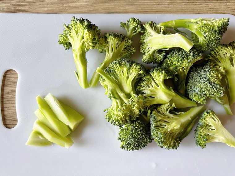 まな板におかれたカットしたブロッコリー、茎