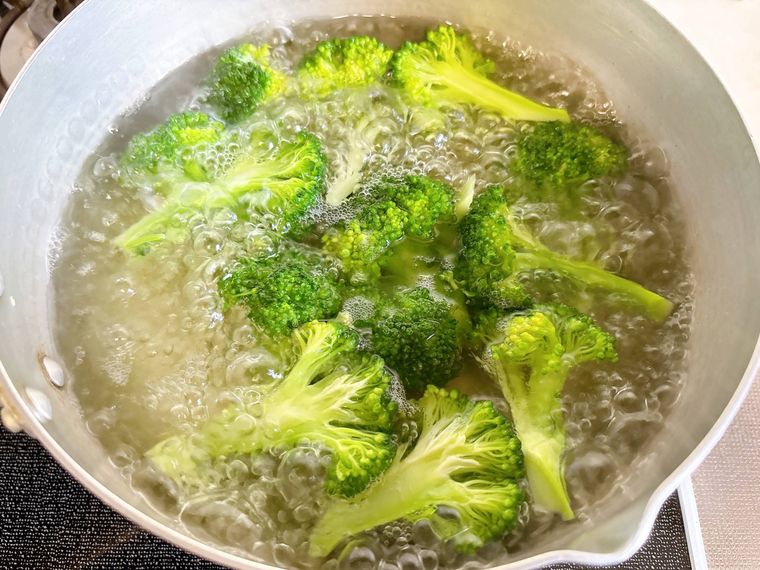 ブロッコリーをゆでる様子