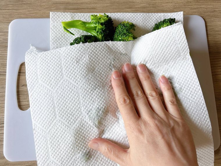 ブロッコリーの水気を拭く様子