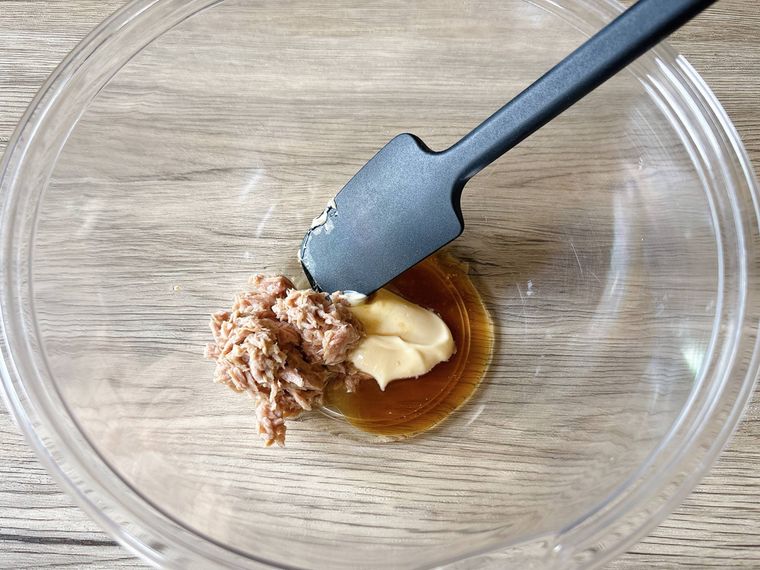 ボウルに調味料とツナ缶、白すりごまを入れた様子